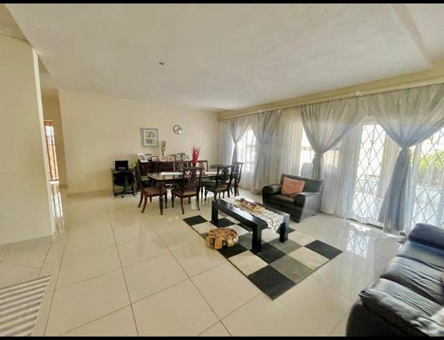 4 BEDROOM HOUSE FOR SALE IN HEUWELSIG ESTATE